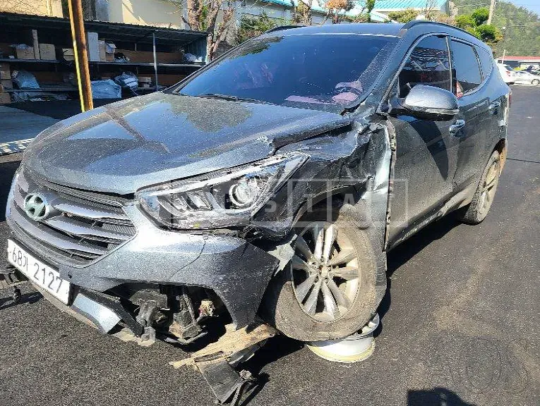 Photo 2 of 9: 2018 Hyundai Santa Fe, VIN KMHSW81UBJU845884 — Korean insurance auction