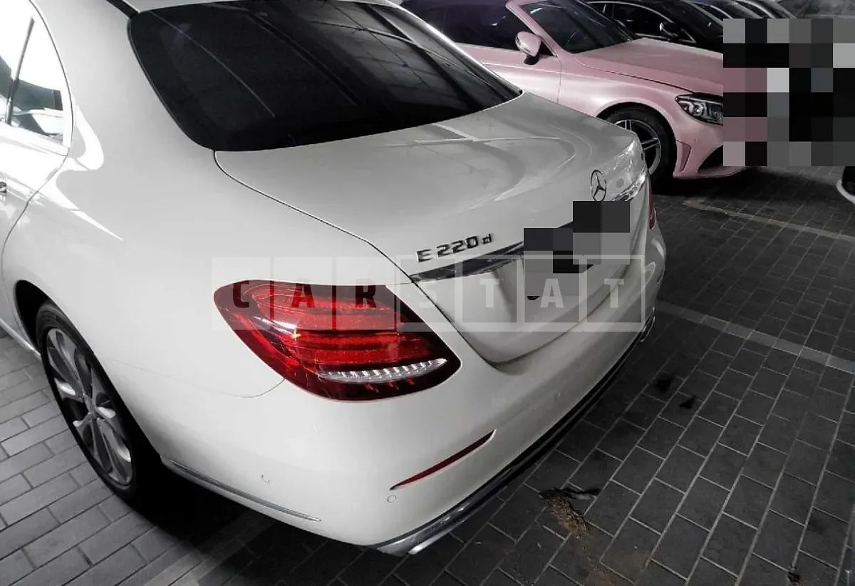 Photo 2 of 17: 2017 Mercedes-Benz E220 d 4Matic, VIN WDDZF0FB6HA208488 — Korean insurance auction