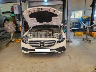 Photo 1 of 8: 2017 Mercedes-Benz E 300, VIN WDDZF4JB3HA070472 — Korean insurance auction