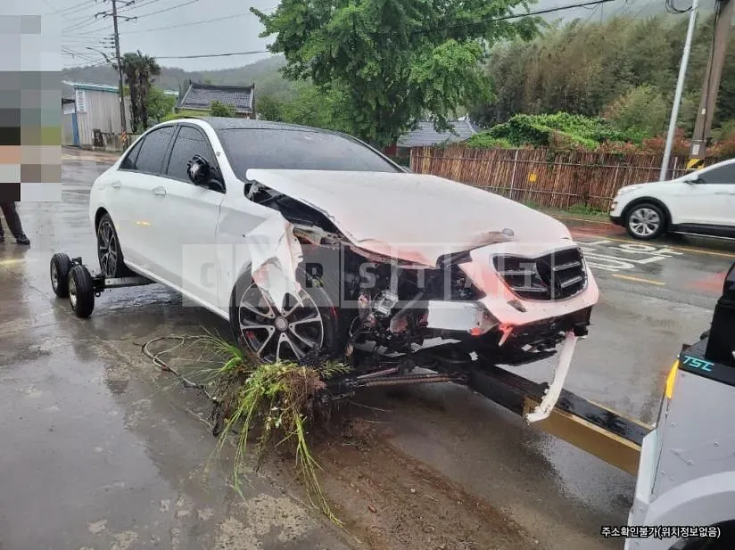 Photo 2 of 6: 2016 Mercedes-Benz E300 — Korean insurance auction