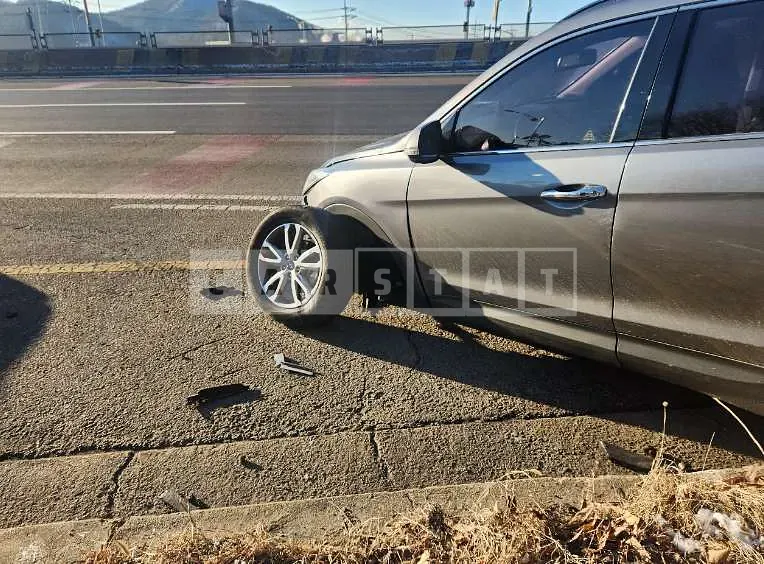 Photo 2 of 9: 2014 Hyundai Santa Fe DM — Korean insurance auction