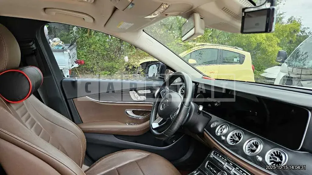 Photo 2 of 33: 2016 Mercedes-Benz E220 d — Korean insurance auction