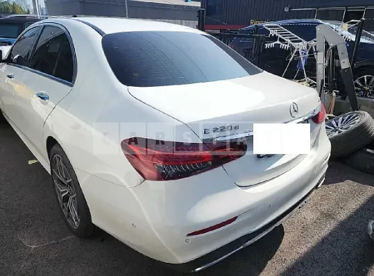 Photo 2 of 30: 2022 Mercedes-Benz E220d 4Matic, VIN W1KZF0FB6NB065239 — Korean insurance auction
