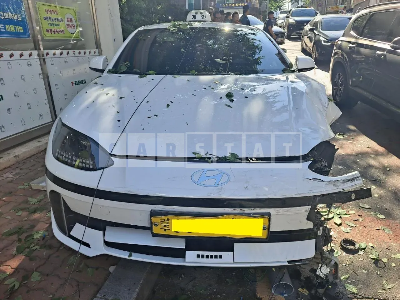 Photo 2 of 35: 2023 Hyundai IONIQ 6, VIN KMHM341AFPA020629 — Korean insurance auction