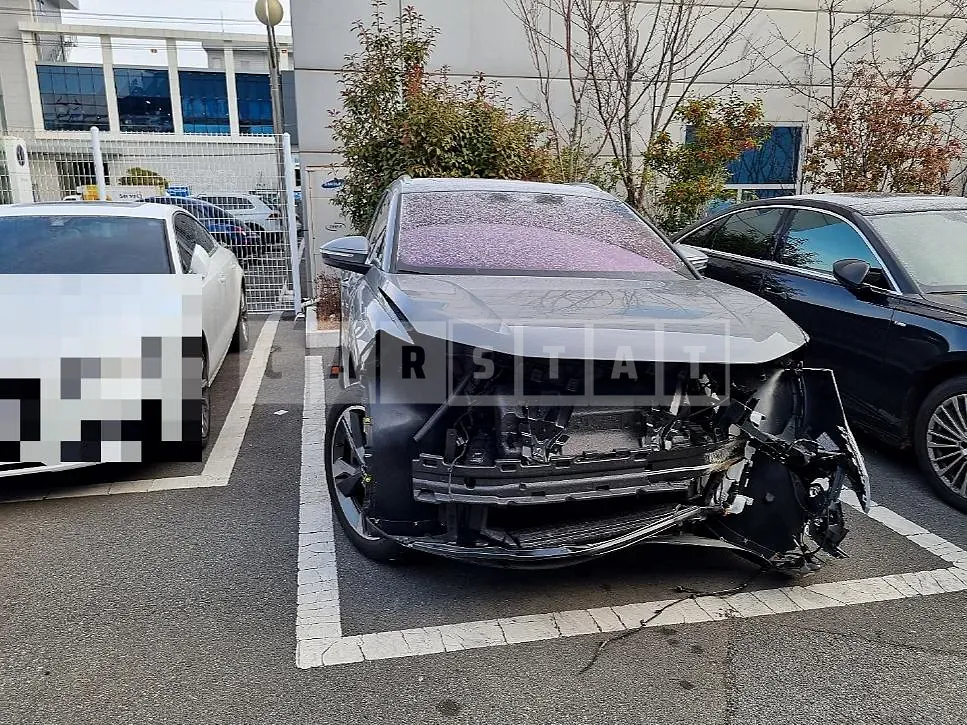 Photo 2 of 39: 2022 Audi Q4 e-tron 40, VIN WAUZZZFZ7NP041356 — Korean insurance auction