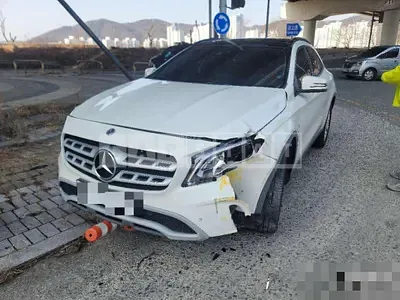 Photo 1 of 10: 2017 Mercedes-Benz GLA220 — Korean insurance auction