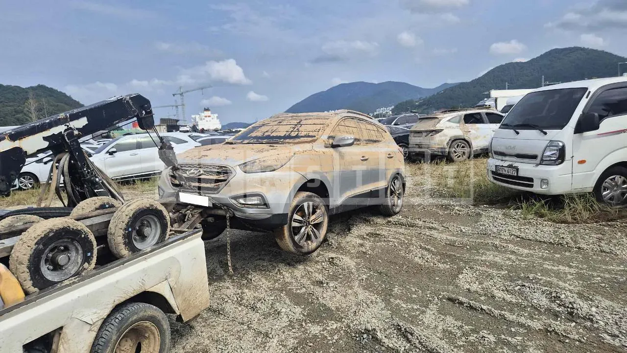 Photo 2 of 6: 2015 Hyundai Tucson, VIN KMHJT81VBFU086582 — Korean insurance auction