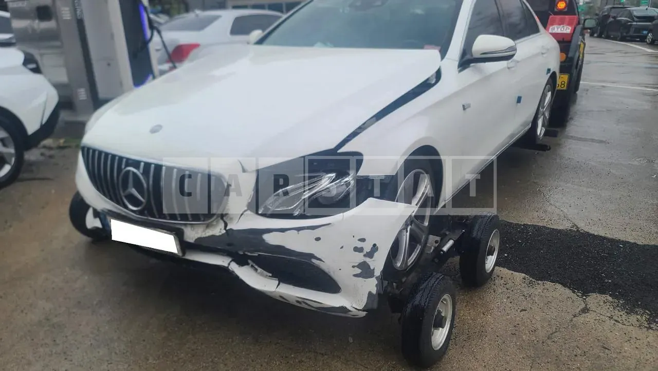 Photo 2 of 9: 2016 Mercedes-Benz E200, VIN WDDZF4CB8HA120019 — Korean insurance auction