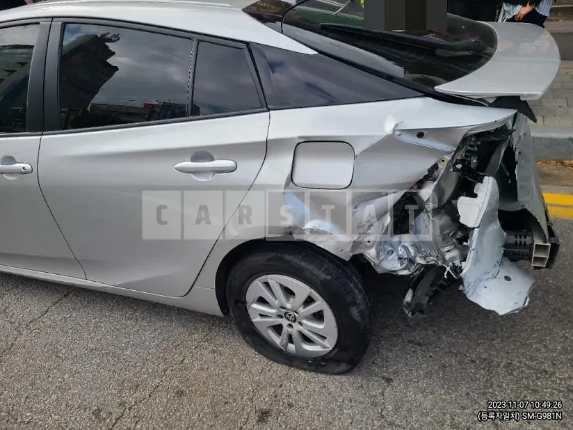 Photo 2 of 7: 2018 Toyota Prius — Korean insurance auction