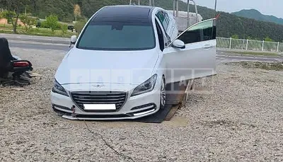 Photo 1 of 20: 2017 Hyundai Genesis /G80, VIN KMHGM41DDHU225183 — Korean insurance auction