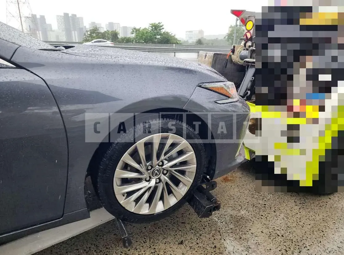 Photo 2 of 14: 2023 Lexus ES300h — Korean insurance auction