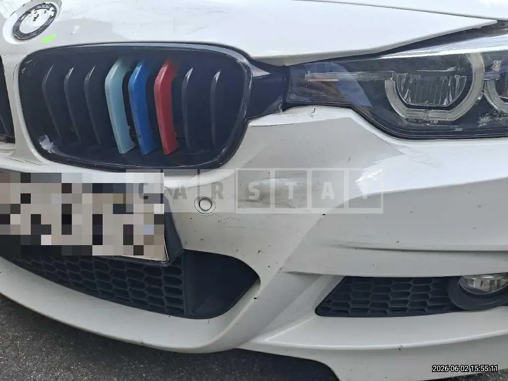 Photo 2 of 10: 2018 BMW 330i — Korean insurance auction