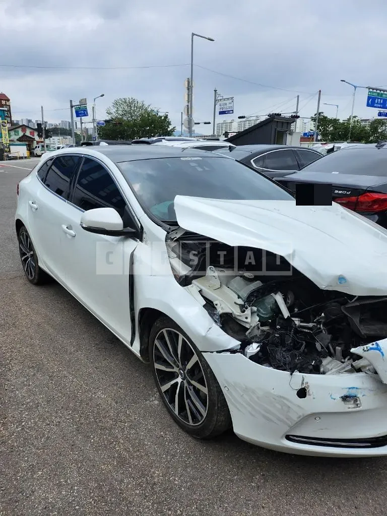 Photo 2 of 15: 2016 Volvo V40 D4, VIN YV1MVA8KDH2378496 — Korean insurance auction