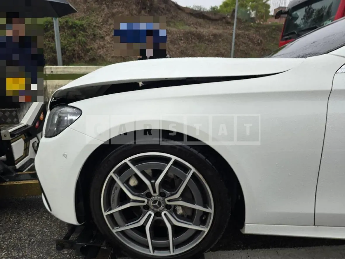 Photo 2 of 24: 2021 Mercedes-Benz E220d 4Matic — Korean insurance auction
