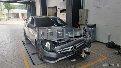 Photo 1 of 19: 2019 Mercedes-Benz E300 4Matic, VIN WDDZF4KB1KA493265 — Korean insurance auction