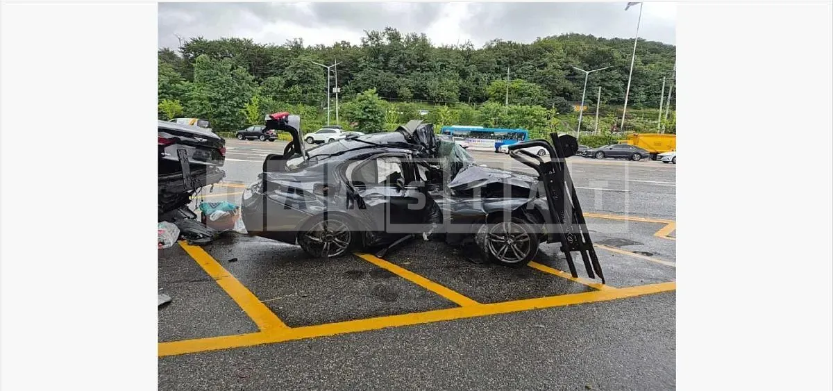 Photo 2 of 22: 2018 BMW 320d — Korean insurance auction