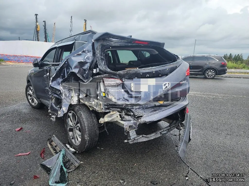 Photo 2 of 6: 2014 Hyundai Santa Fe, VIN KMHSW81UBFU416501 — Korean insurance auction