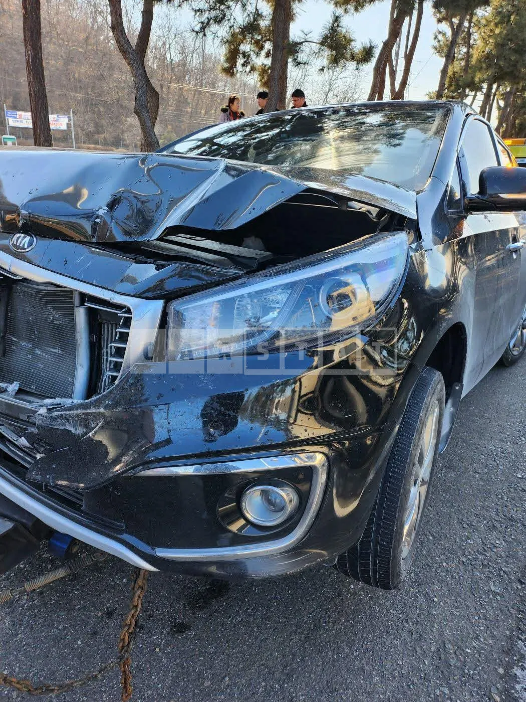 Photo 2 of 11: 2017 Kia Carnival, VIN KNAMC81ABJS388420 — Korean insurance auction