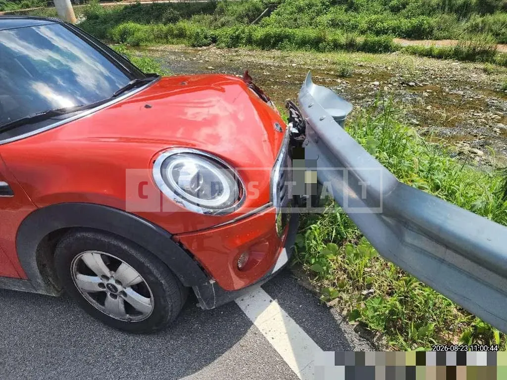 Photo 2 of 6: 2019 MINI Cooper Five-Door — Korean insurance auction