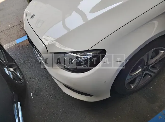 Photo 2 of 29: 2018 Mercedes-Benz E300 4Matic, VIN WDDZF4KB4JA336084 — Korean insurance auction