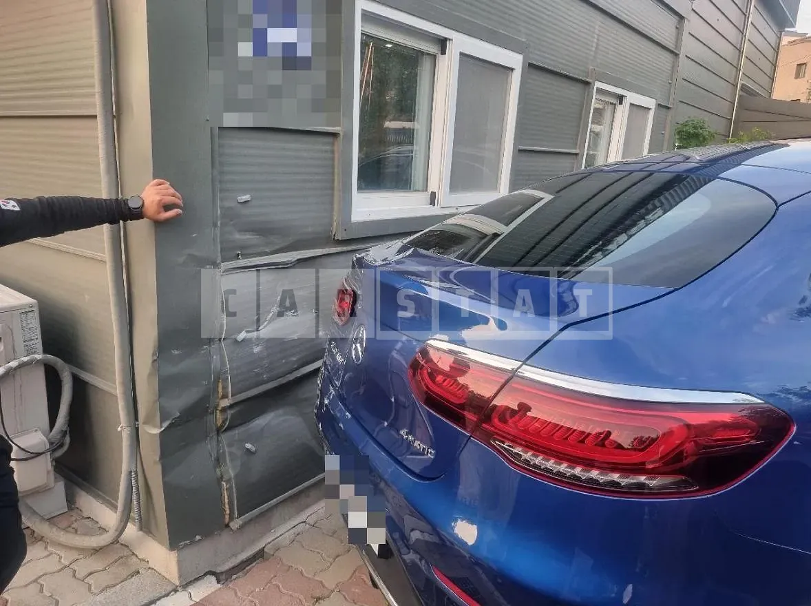 Photo 2 of 22: 2023 Mercedes-Benz GLC300 4Matic Coupe — Korean insurance auction