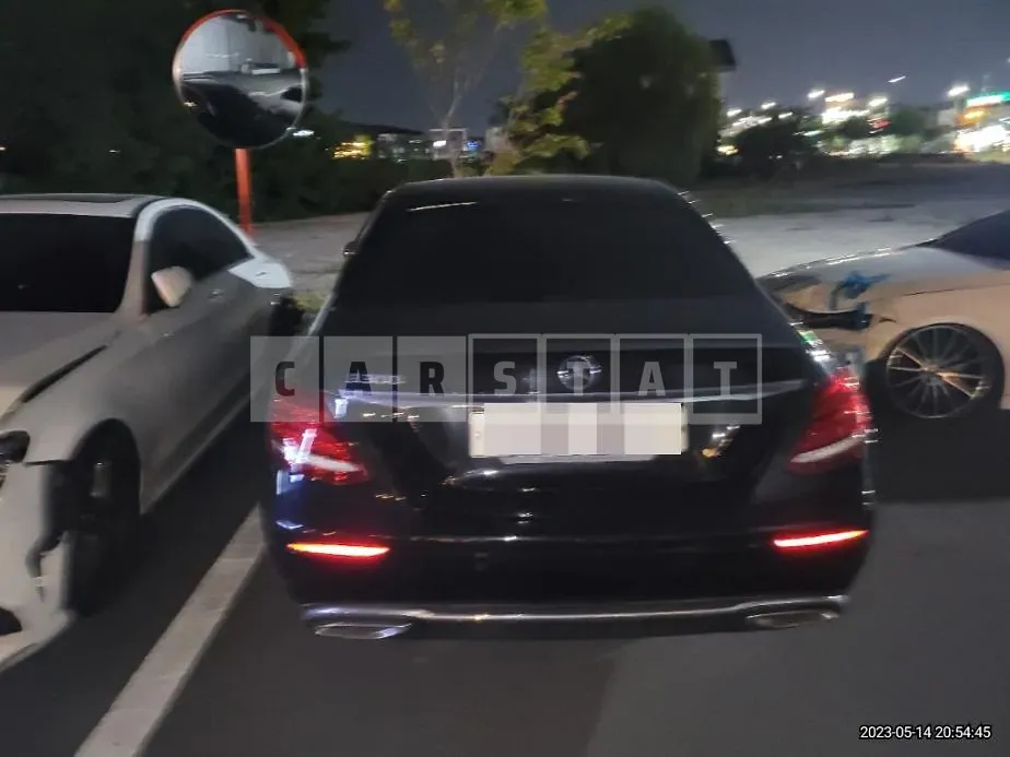 Photo 2 of 14: 2018 Mercedes-Benz E300, VIN WDDZF4JB1JA442123 — Korean insurance auction