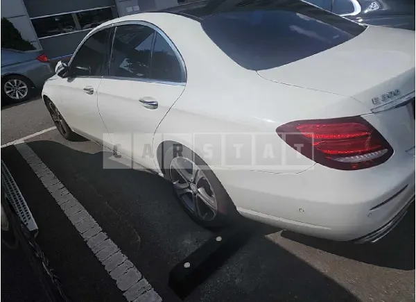 Photo 2 of 27: 2017 Mercedes-Benz E 300 — Korean insurance auction