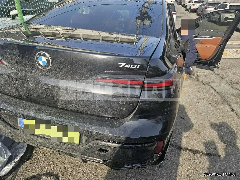 Photo 2 of 33: 2025 BMW 740i xDrive — Korean insurance auction