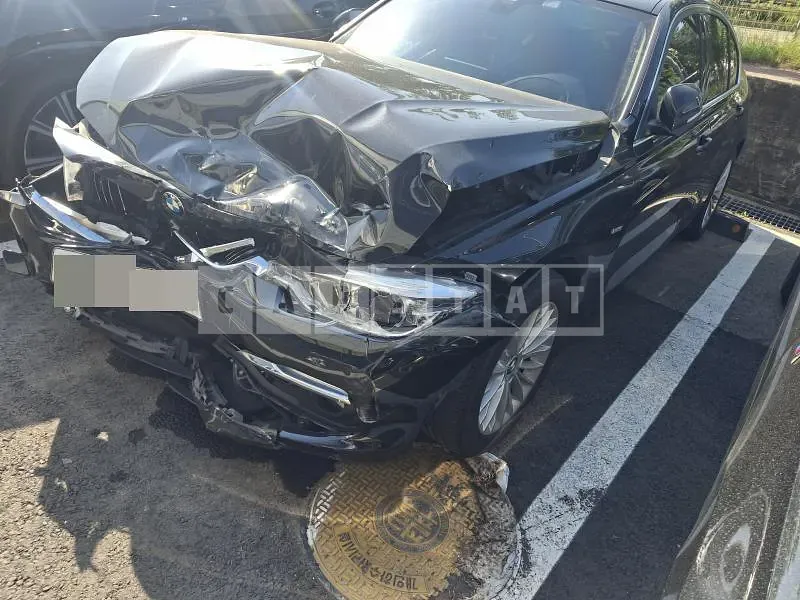 Photo 2 of 13: 2015 BMW 320i — Korean insurance auction