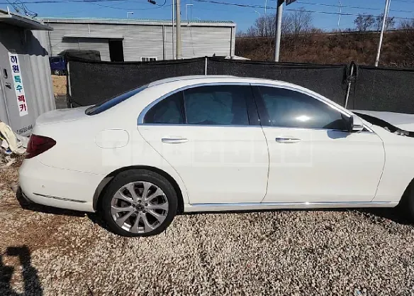 Photo 2 of 26: 2018 Mercedes-Benz E 300, VIN WDDZF4JB5JA474640 — Korean insurance auction