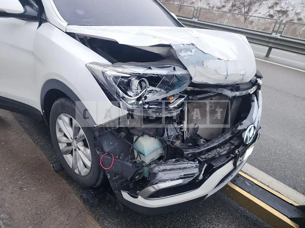 Photo 2 of 9: 2016 Hyundai Santa Fe, VIN KMHSW81UBGU641395 — Korean insurance auction