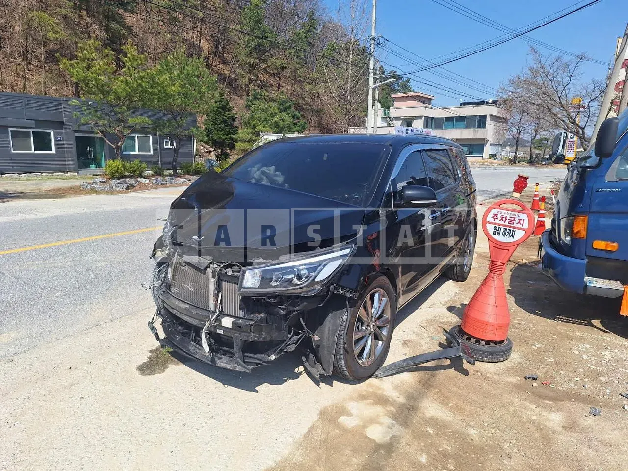 Photo 2 of 13: 2018 Kia Carnival, VIN KNAMC81ABKS480106 — Korean insurance auction