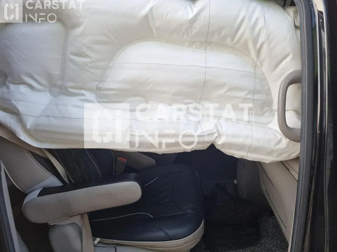 Photo 2 of 9: 2018 Kia Carnival, VIN KNAMB81ABJS428843 — Korean insurance auction