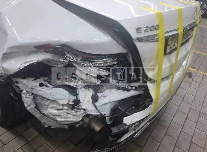 Photo 2 of 18: 2018 Mercedes-Benz E 200, VIN WDDZF4CB7JA389814 — Korean insurance auction