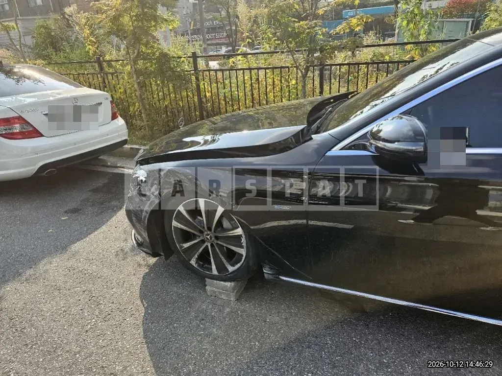 Photo 2 of 12: 2021 Mercedes-Benz E300 e 4Matic — Korean insurance auction