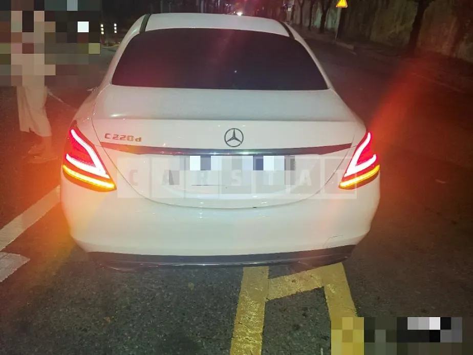 Photo 2 of 15: 2018 Mercedes-Benz C220 d — Korean insurance auction