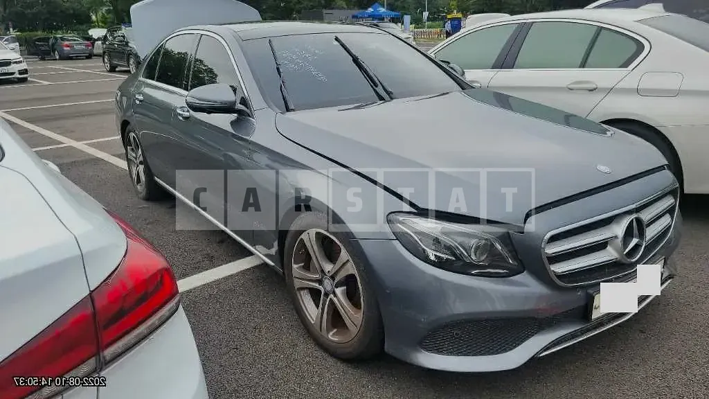 Photo 2 of 9: 2017 Mercedes-Benz E 300, VIN WDDZF4JB7HA050080 — Korean insurance auction