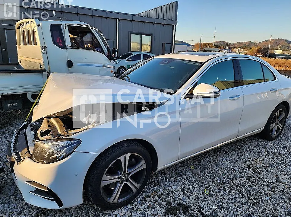 Photo 2 of 10: 2018 Mercedes-Benz E220 d — Korean insurance auction