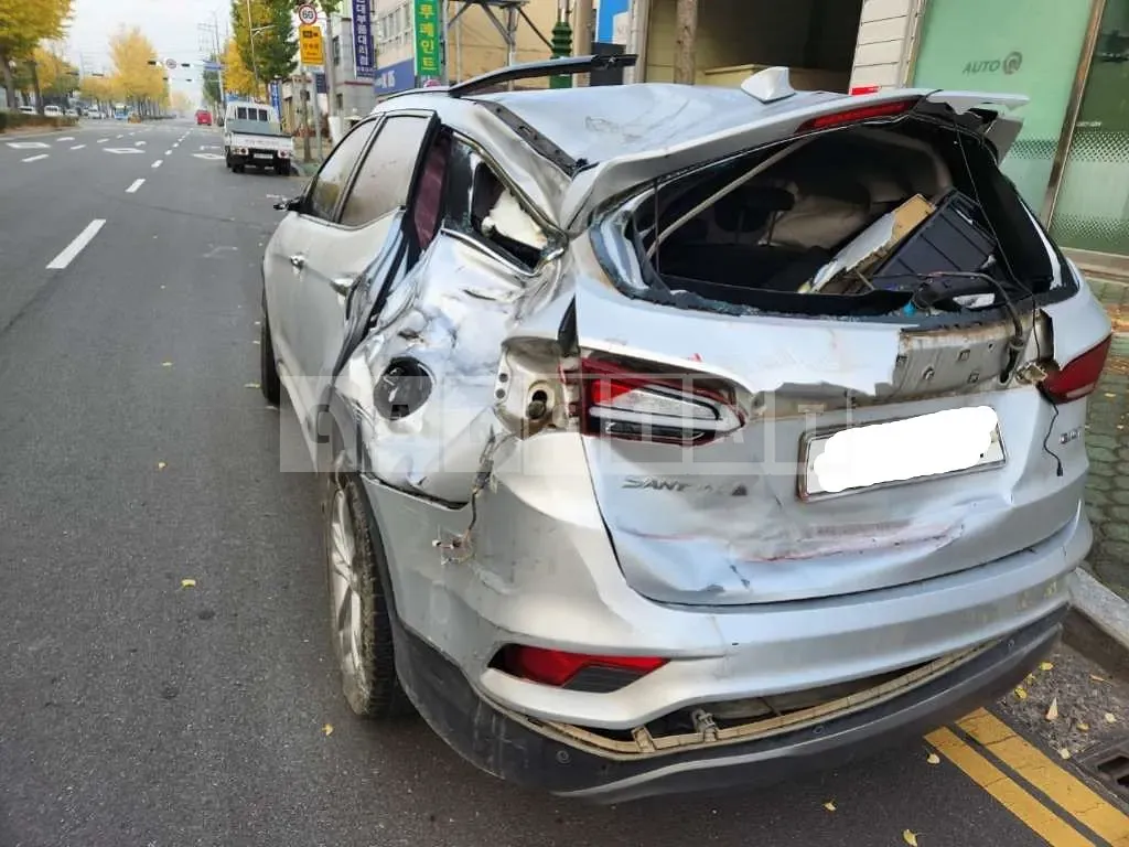 Photo 2 of 14: 2017 Hyundai Santa Fe, VIN KMHSW81UBHU743936 — Korean insurance auction