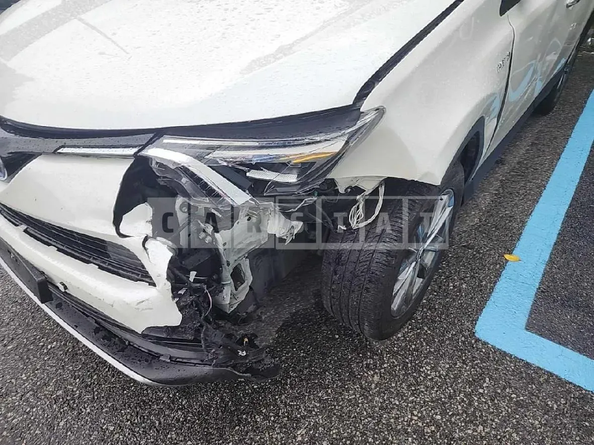 Photo 2 of 25: 2018 Toyota Love 4 Hybrid — Korean insurance auction