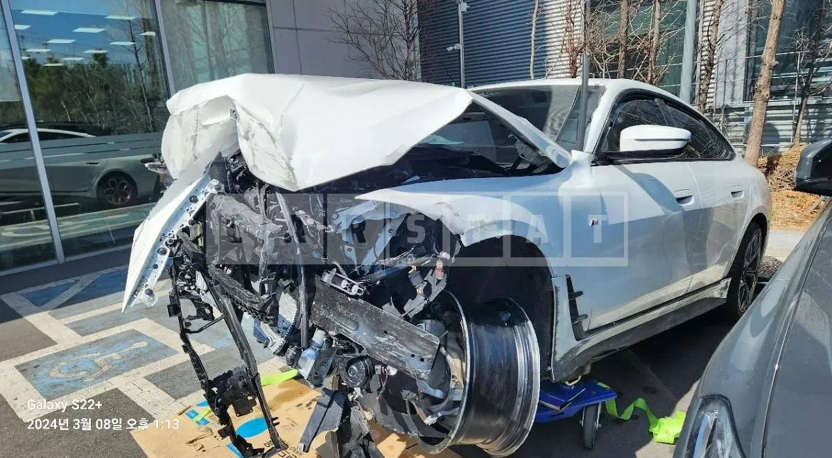 Photo 2 of 32: 2023 BMW i4 eDrive40, VIN WBY71AW03RFP88113 — Korean insurance auction