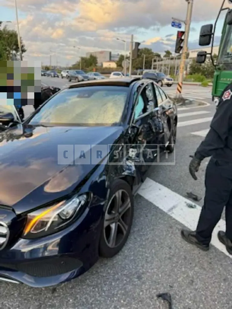 Photo 2 of 6: 2019 Mercedes-Benz E300 — Korean insurance auction