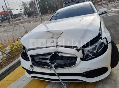 Photo 1 of 52: 2019 Mercedes-Benz E220 d, VIN WDDZF0EB8KA661732 — Korean insurance auction