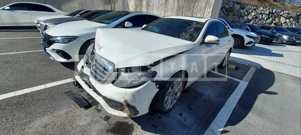 Photo 2 of 33: 2020 Mercedes-Benz E300 4Matic, VIN W1KZF4KB8LA851799 — Korean insurance auction
