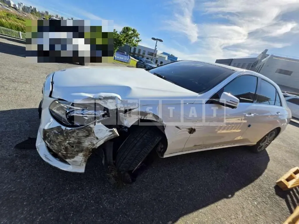 Photo 2 of 27: 2015 Mercedes-Benz E250 BlueTec 4Matic — Korean insurance auction