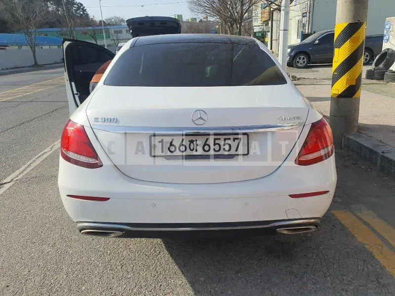 Photo 2 of 15: 2019 Mercedes-Benz E300 4Matic, VIN WDDZF4KB4KA691533 — Korean insurance auction