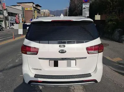 Photo 1 of 3: 2017 Kia Carnivals — Korean insurance auction