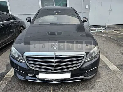 Photo 1 of 17: 2019 Mercedes-Benz E300 4Matic, VIN WDDZF4KB0KA672297 — Korean insurance auction