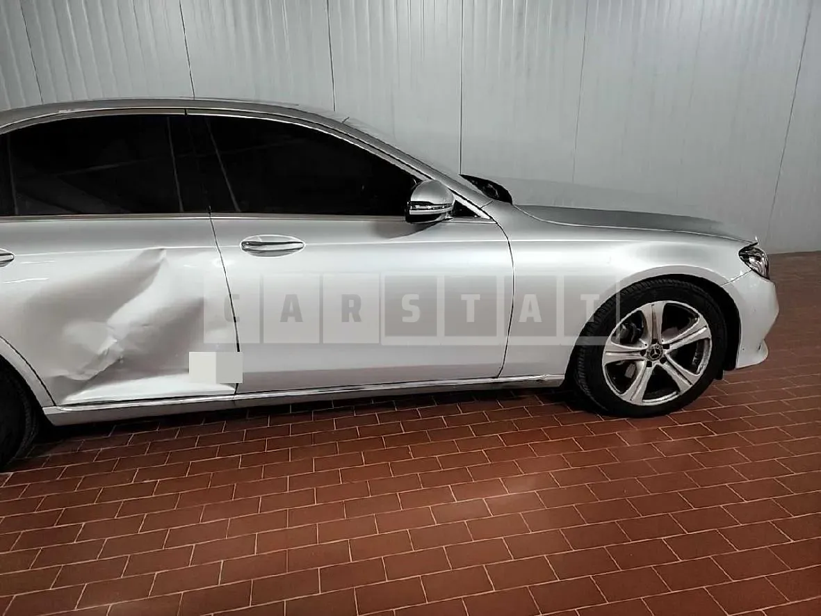 Photo 2 of 15: 2017 Mercedes-Benz E200, VIN WDDZF4CB1HA275317 — Korean insurance auction