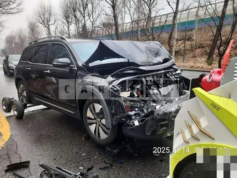 Photo 2 of 10: 2024 Mercedes-Benz EQB300 4Matic — Korean insurance auction
